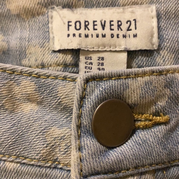 ✨NEW✨FOREVER21 LIGHT BLUE JEANS WITH WHITE DAISIES - Picture 12 of 14
